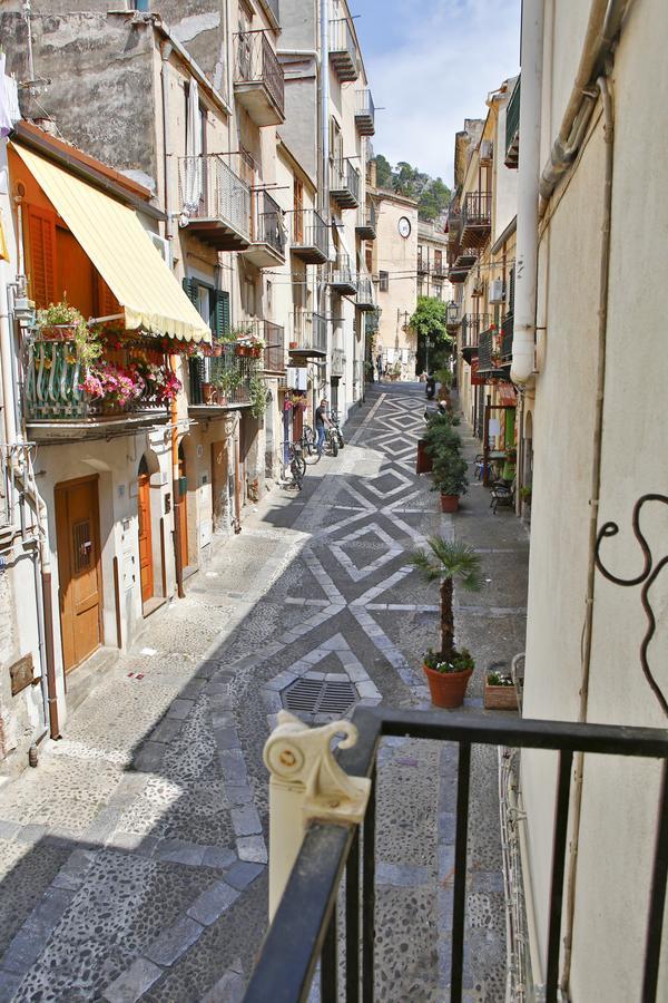 Palazzo Melnis Acomodação com café da manhã Cefalù Exterior foto